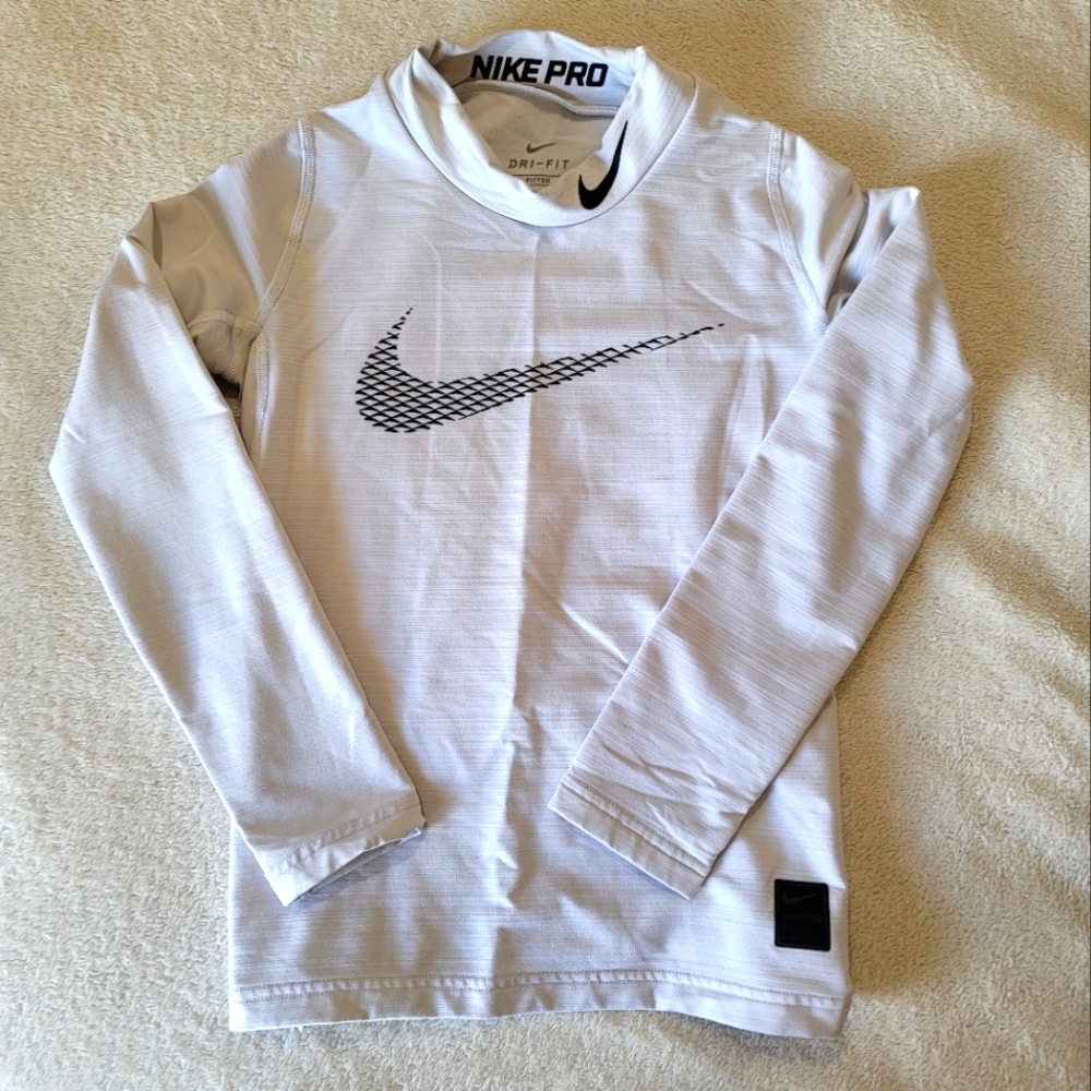 Nike Pro, Dri-Fit, Fitted Cold Weather Long-Sleeve Top. SIZE Medium.